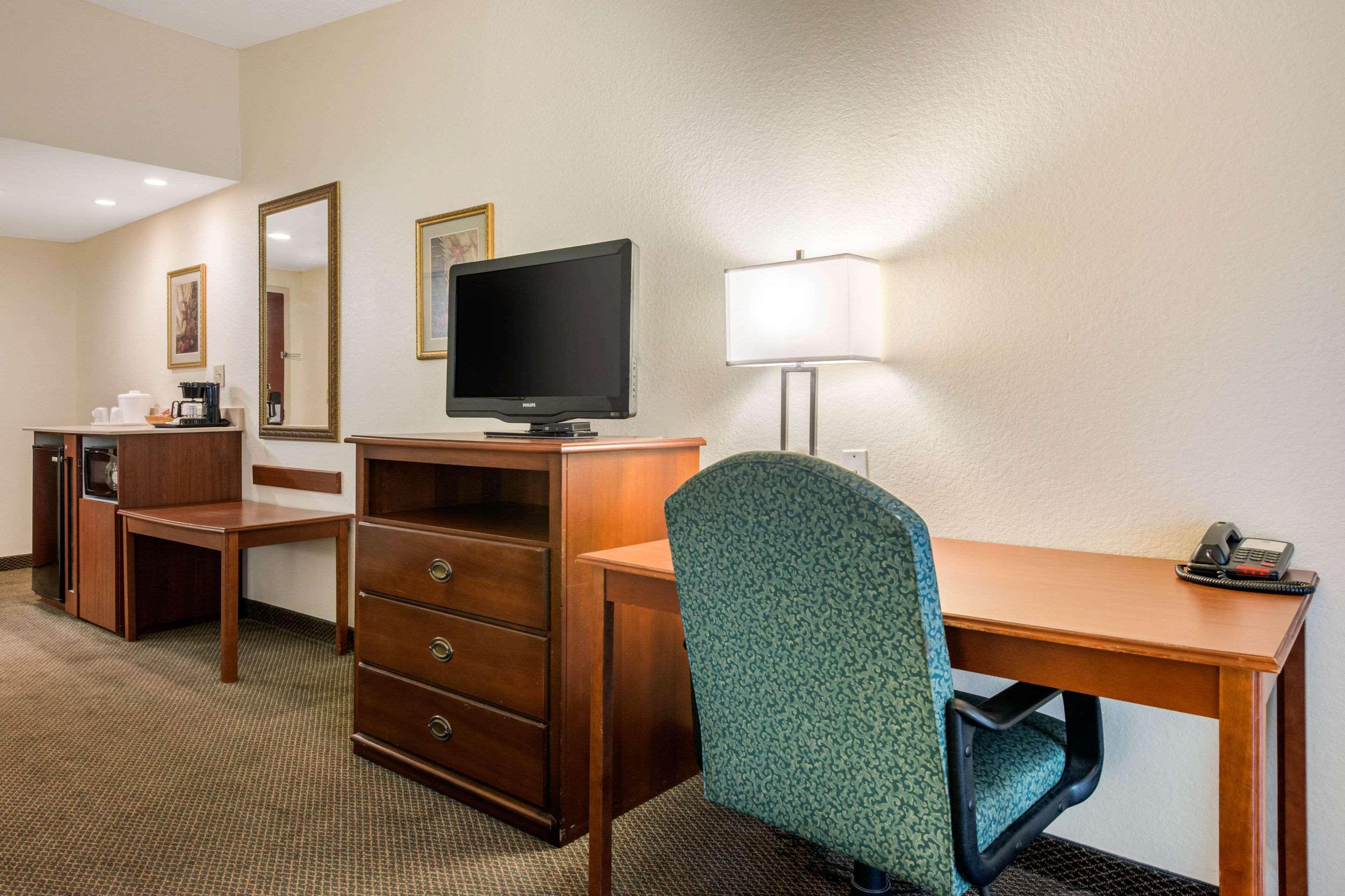 Quality Inn & Suites Tarpon Springs South Buitenkant foto